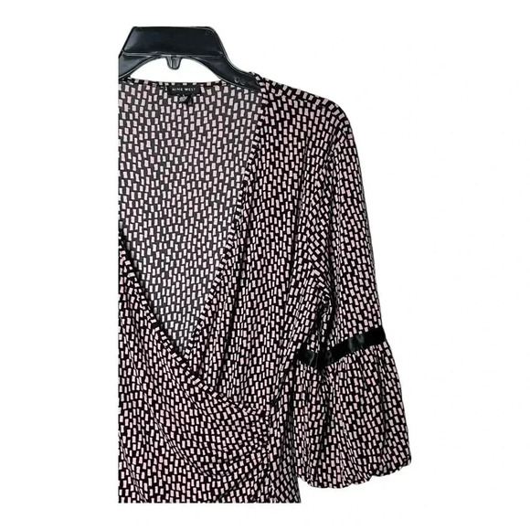 1592. NINE WEST HALF SLEEVE BLOUSE FLOWY BUBBLE‎ SLEEVES SIZE LARGE GEOMETRIC - Picture 2 of 9